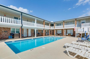 Walk to North Myrtle Beach Studio with Pool Access!